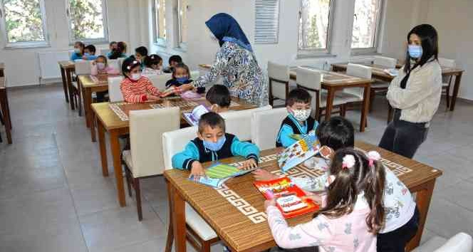 Kahramanmaraş’ta miniklere kitap hediyesi