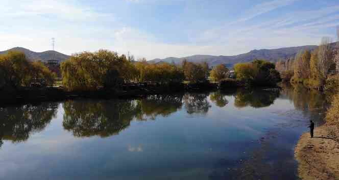 Kızılırmak’ı saran ağaçlar görsel şölen sunuyor