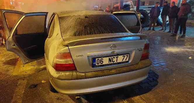 Park halindeki otomobil alev alev yandı