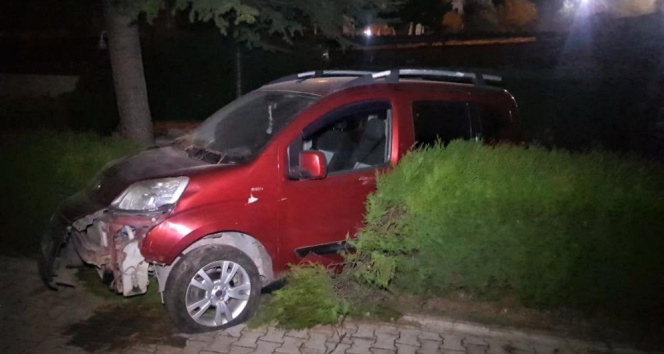Alkollü sürücü aracıyla uçtuğu bahçeden kaçmaya çalıştı: Kaza hatırat kamerada
