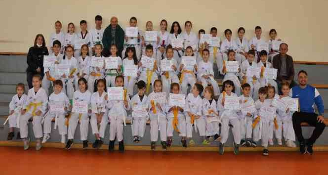 Altınovalı tekvandocular kuşak atladı