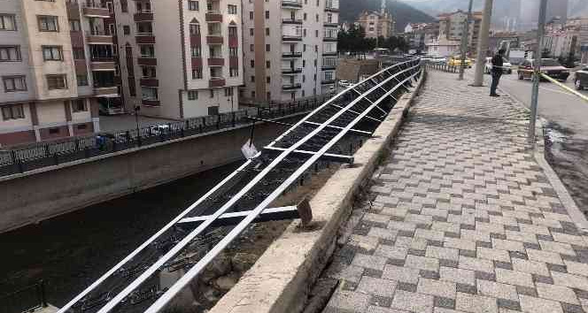 Freni boşalan kamyonet önce otomobile, ardından kaldırımdaki yayalara çarptı: 5 yaralı