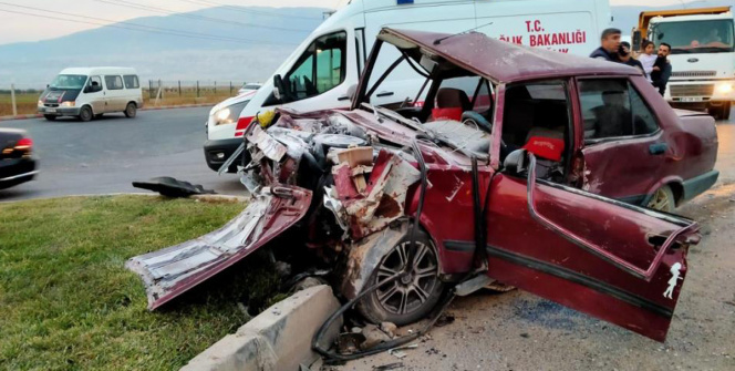 Freni boşalan kamyonet önce otomobile, ardından kaldırımdaki yayalara çarptı:  5 yaralı - İhlas Haber Ajansı