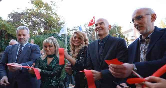 Güzellik salonunun açılışını ünlü isimler yaptı