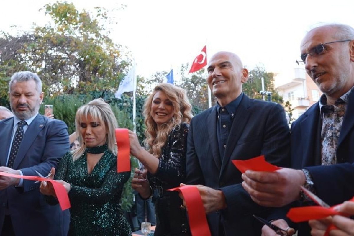 Güzellik salonunun açılışını ünlü isimler yaptı