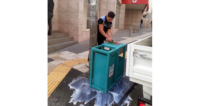 Çöp konteynerleri sabunlu suyla yıkanıyor