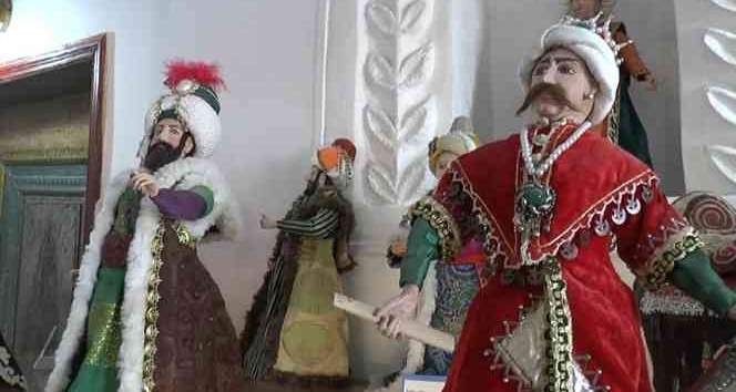 Geri dönüşüm kumaşlarını kullanarak sanat eseri yapıyor