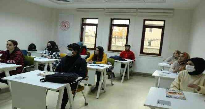 Tatvan’da dezavantajlı gençlere yönelik ücretsiz üniversiteye hazırlık kursu