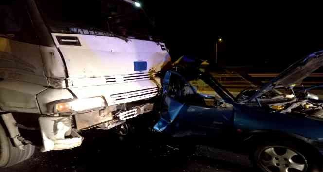 Kamyonun kağıt gibi ezdiği otomobilde sıkışmıştı, yaşam savaşını kaybetti