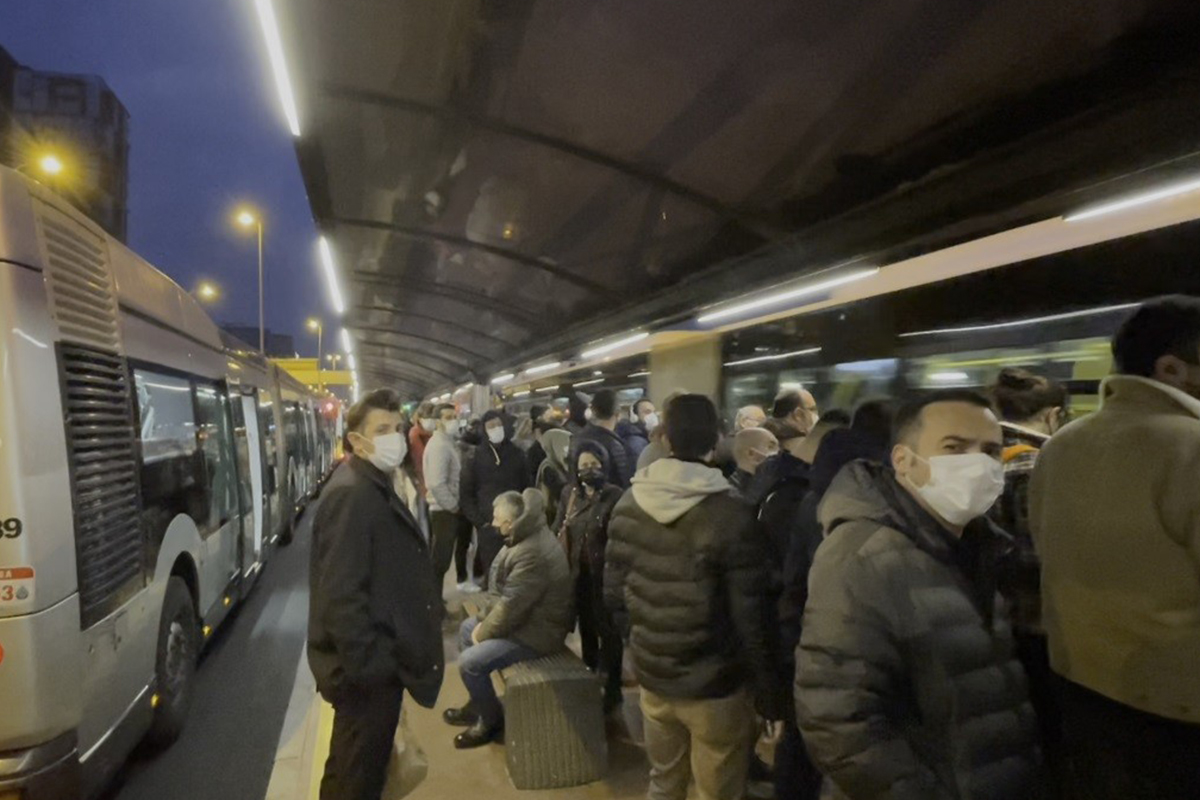 Yenibosna’da metrobüs arızalandı, duraklarda yoğunluk oluştu