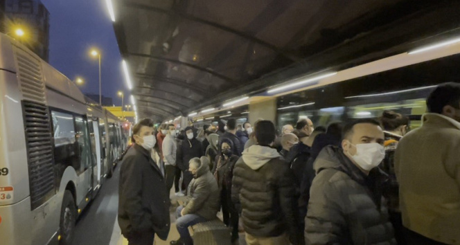 Yenibosnada metrobüs arızalandı, duraklarda yoğunluk oluştu