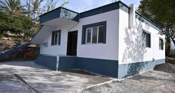 Yangında evleri küle dönen aileler yeni evlerine kavuştu