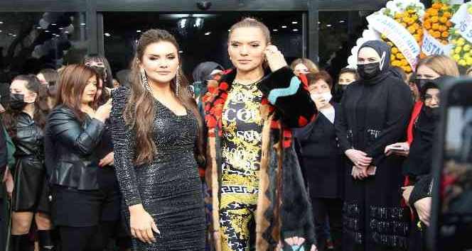 Demet Akalın, hamile dedikoduların ardından göbeğini saklamaya çalıştı