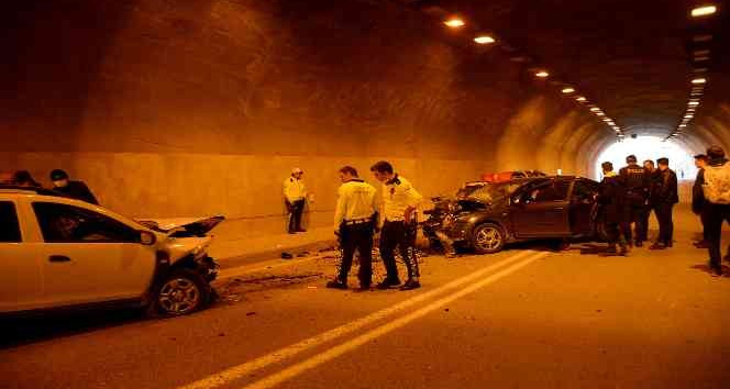 Tünel içinde kafa kafaya çarpıştılar: 4 yaralı