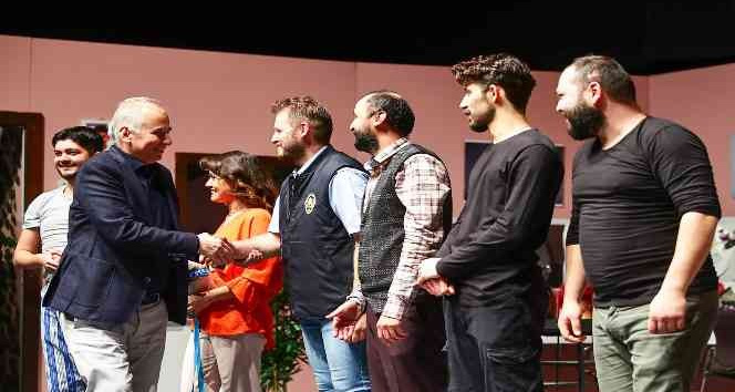 Tiyatro keyfi Büyükşehir Şehir Tiyatrosu ile yaşanıyor