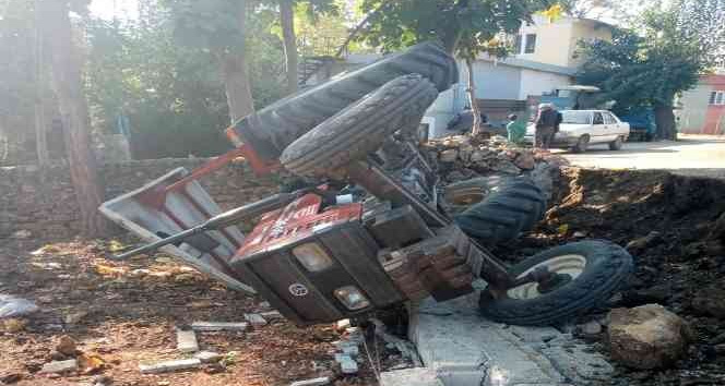 Devrilen traktörün sürücüsü yaralandı