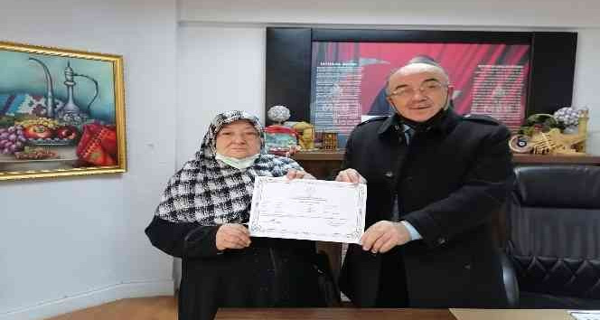 Ehliyet almak için 76 yaşında okuma yazma öğrendi