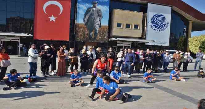 Savunma gösterisiyle "Başak Cengiz cinayetine" dikkat çektiler