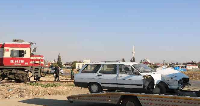Tren hemzemin geçitte otomobile çarptı, sürücü yaralandı