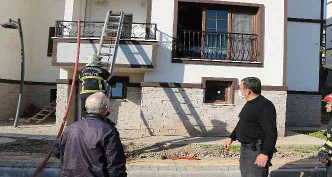 Evi yandı dert etmedi, "Bir daha yaparız" dedi