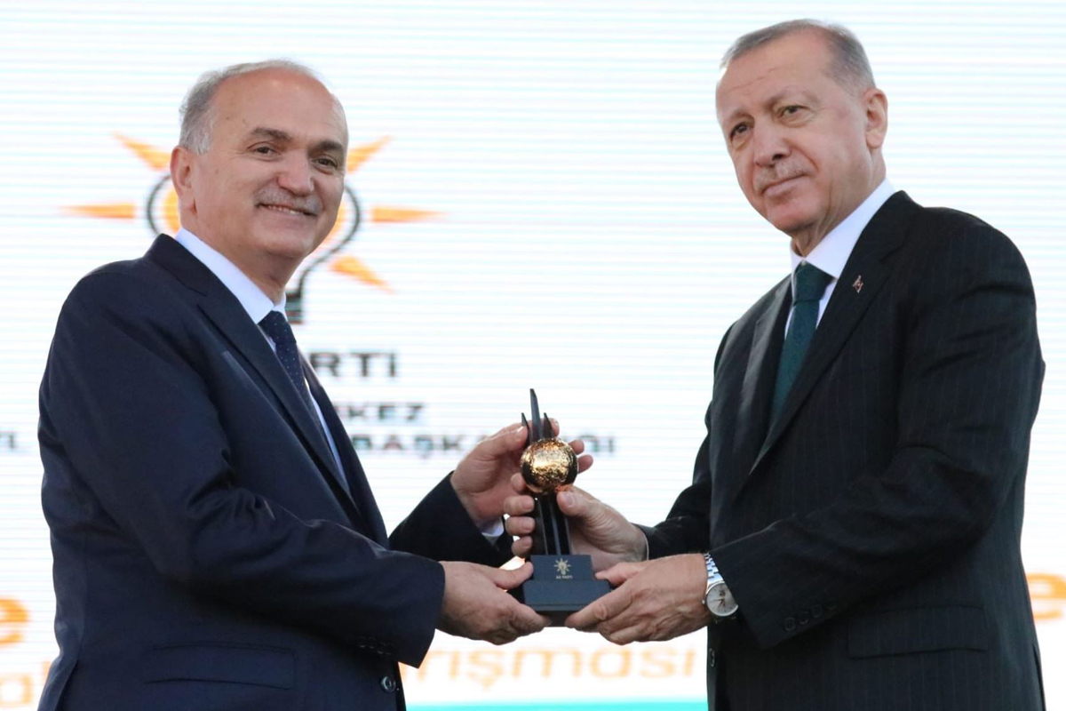 Cumhurbaşkanı Erdoğan'dan Başkan Özlü'ye ödül