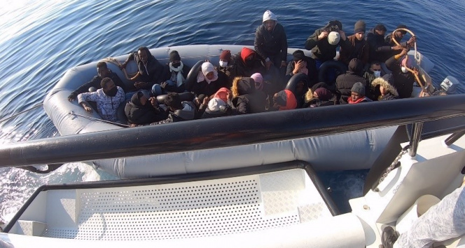 İzmir açıklarında 44 düzensiz göçmen kurtarıldı