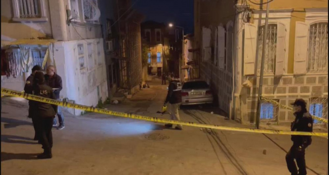 İzmirde yol verme tartışması silahlı ve bıçaklı kavgaya dönüştü: 6 yaralı