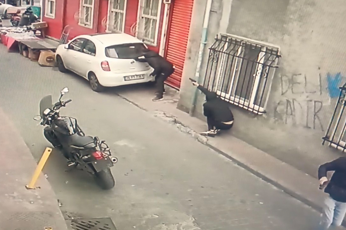 Kasımpaşa’da silahlı çatışma kamerada: Siper alıp birbirlerine kurşun yağdırdılar
