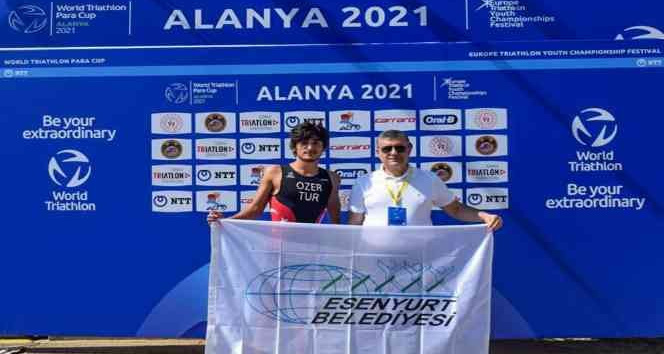 Başkan Bozkurt, Paratriathlon’dan başarıyla dönen Özer’i tebrik etti
