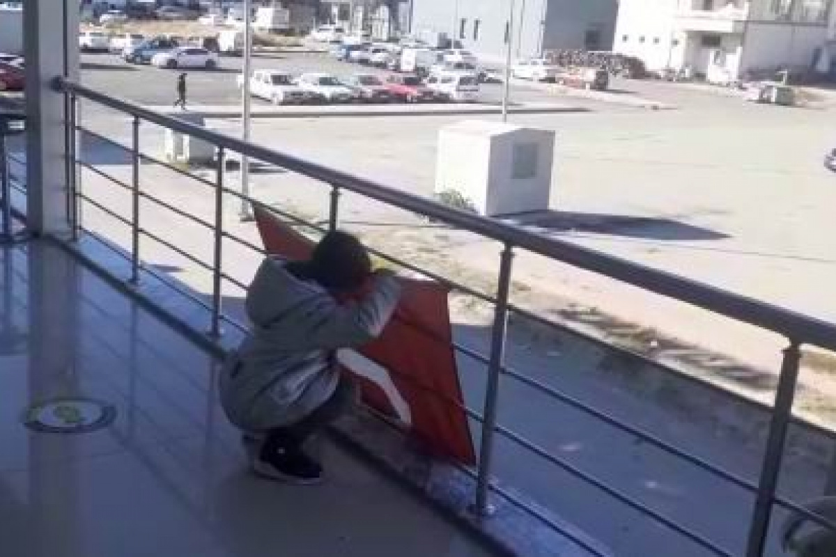 6 yaşındaki kızın bayrak sevgisi: Ters dönen Türk bayrağını önce düzeltti sonra öpüp alnına koydu