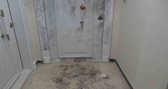 Arnavutköy’de korkunç cinayet: Kan izleri dairenin dışında da görüldü