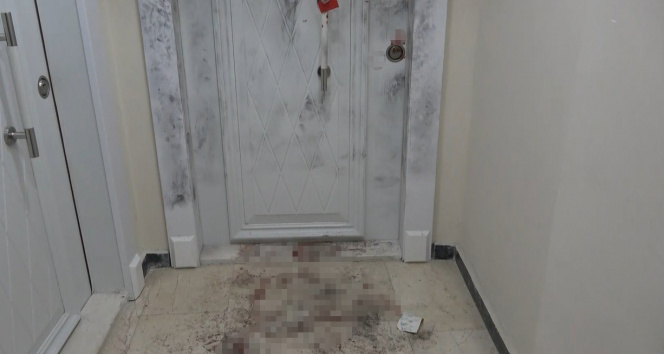 Arnavutköyde korkunç cinayet: Kan izleri dairenin dışında da görüldü