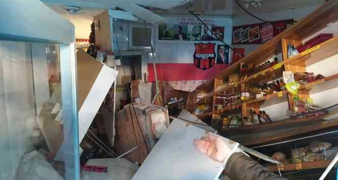 Yozgat’ta ahşap binanın zemin katı çöktü