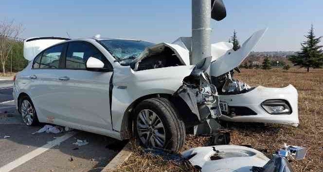 Otomobilin çarpmasıyla savrulan araç trafik ışıklarına çarptı