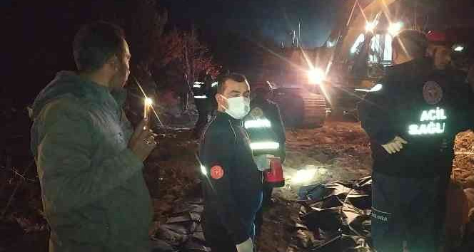 Kamyon yükünü boşaltırken uçuruma yuvarlandı: 2 ölü