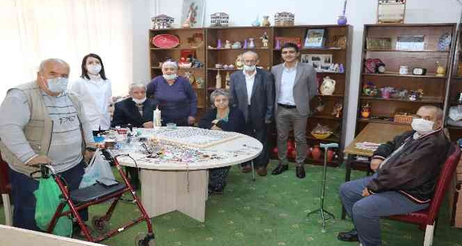 Salgını fırsata, huzurevini sergi salonuna çevirdiler