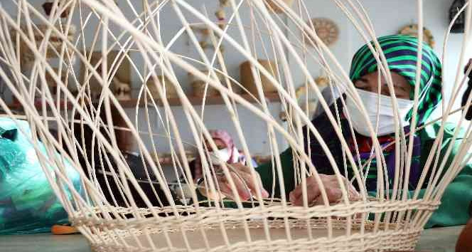 Doğadaki atıklar kadınların elinde sanat eserine dönüşüyor