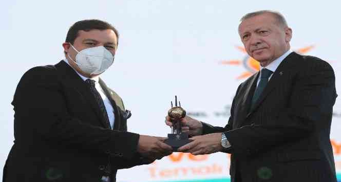 Cumhurbaşkanı Erdoğan’dan Uşak Belediye Başkanı Çakın’a ödül