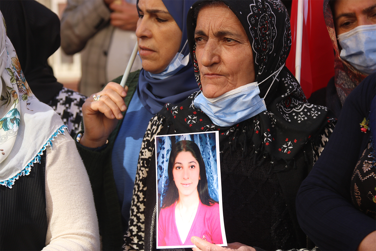 Hakkarili anne, 8 yıldır PKK’nın elinde olan kızı için evlat nöbetine dahil oldu