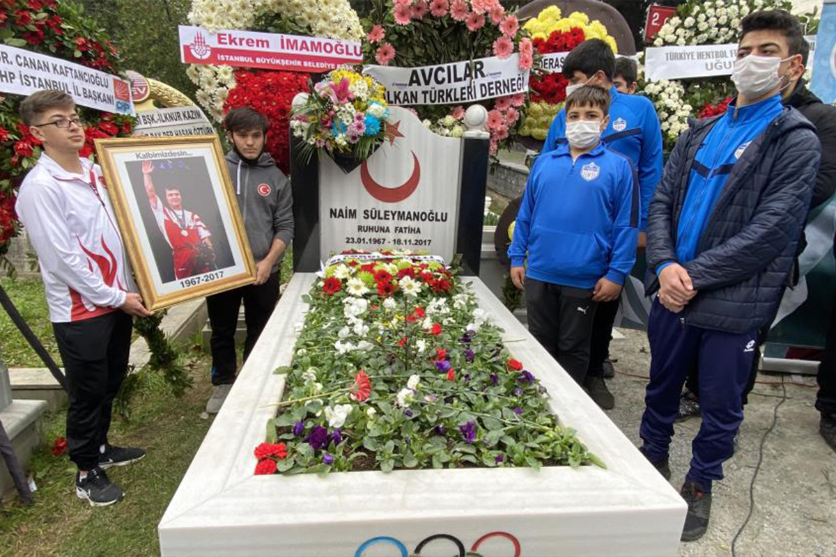 Naim Süleymanoğlu vefatının 4&#039;üncü yılında mezarı başında anıldı