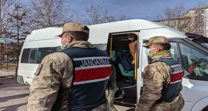 Ardahan-Kars karayolu üzerinde 9 düzensiz göçmen yakalandı