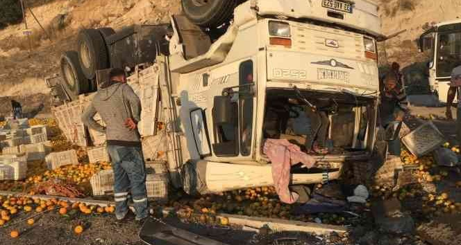Kamyon otomobile çarptı, tonlarca narenciye yola savruldu
