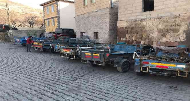 Jandarma reflektör dağıttı