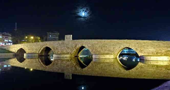 770 yıllık köprü kartpostallık görüntüler oluşturdu