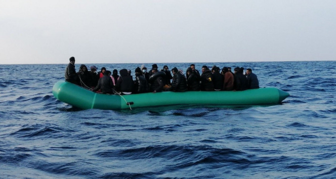Yunanistan unsurlarınca arka itilen 30 göçmen kurtarıldı