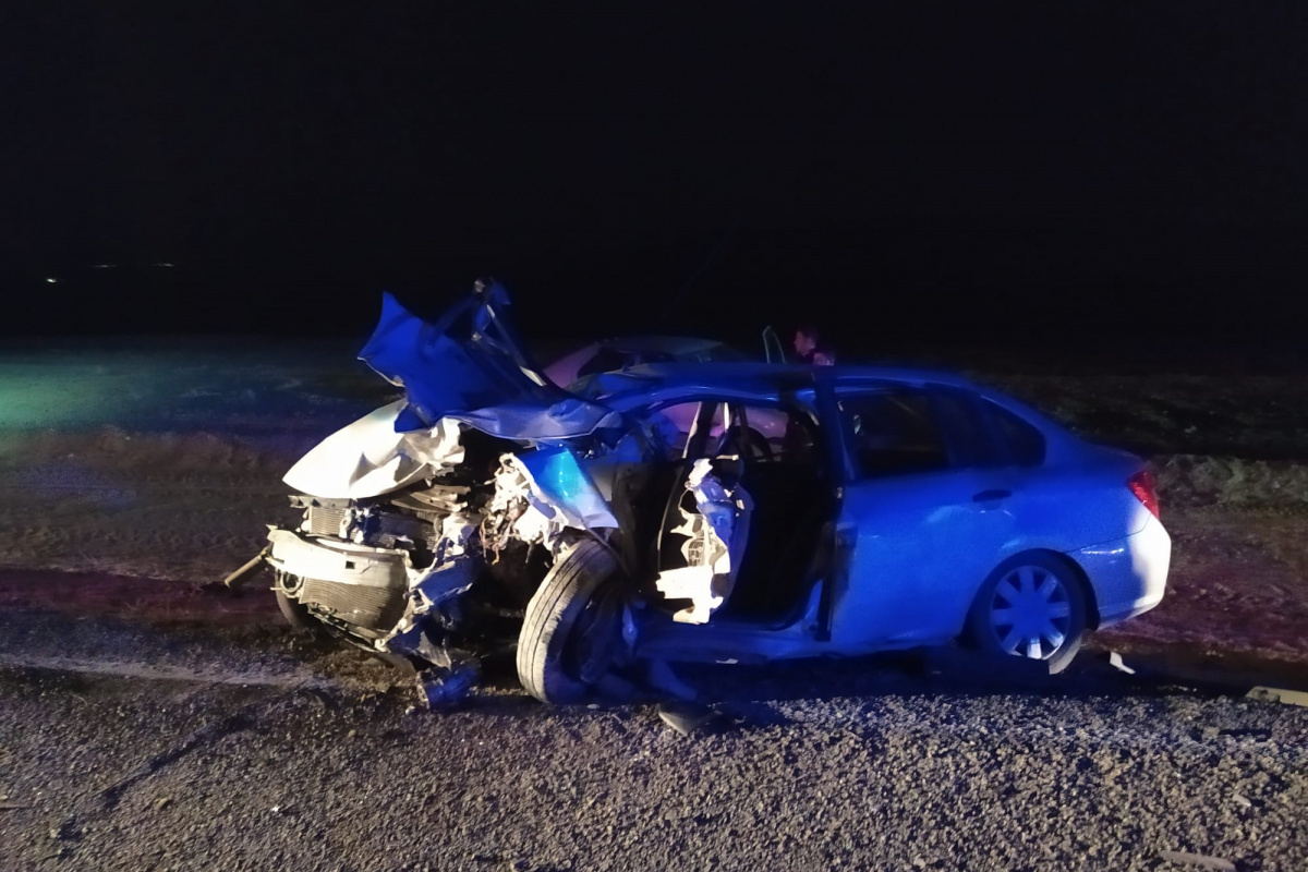 Otomobiller kafa kafaya çarpıştı: 6 yaralı