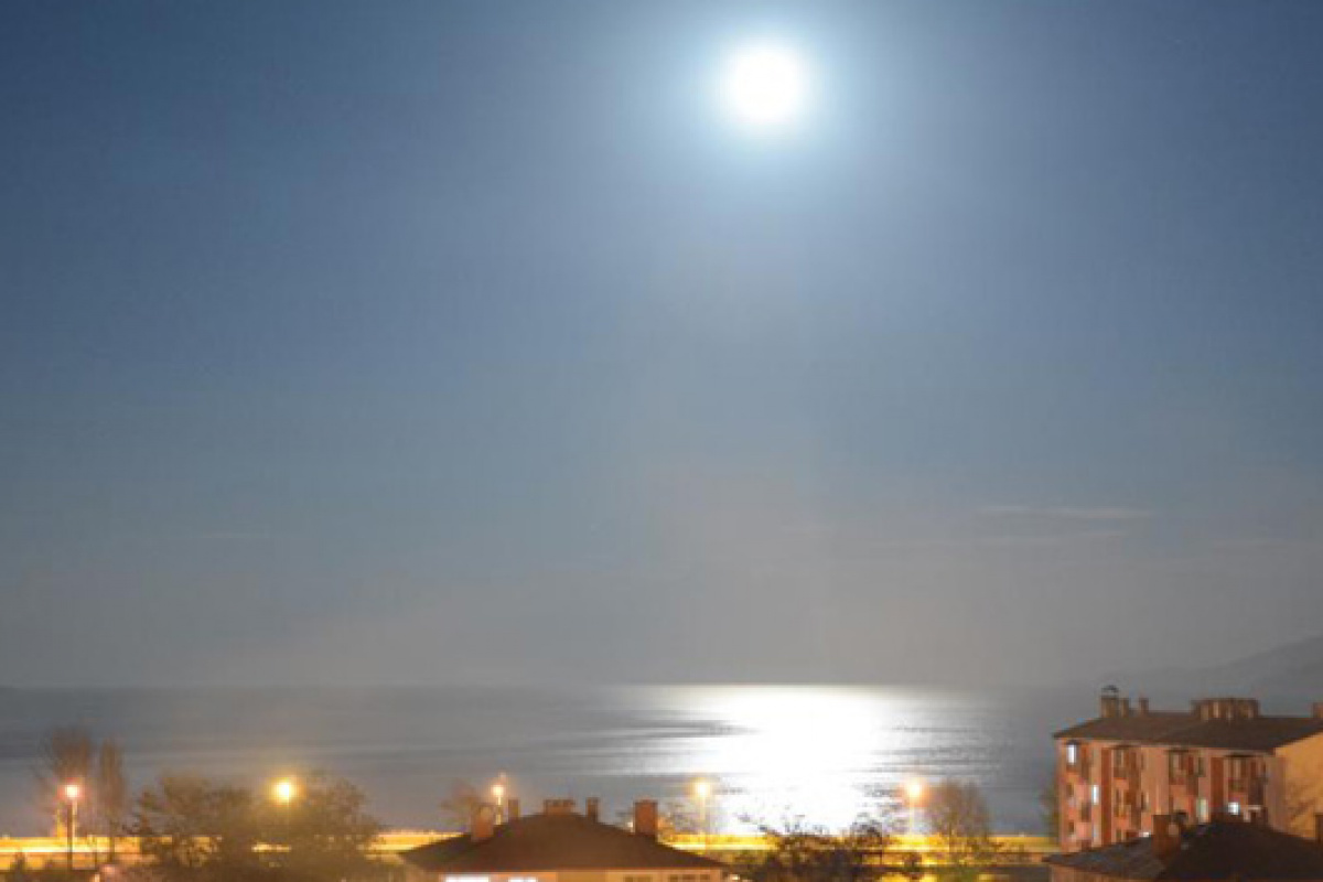 Van Gölü'ne yansıyan dolunayın muhteşem manzarası