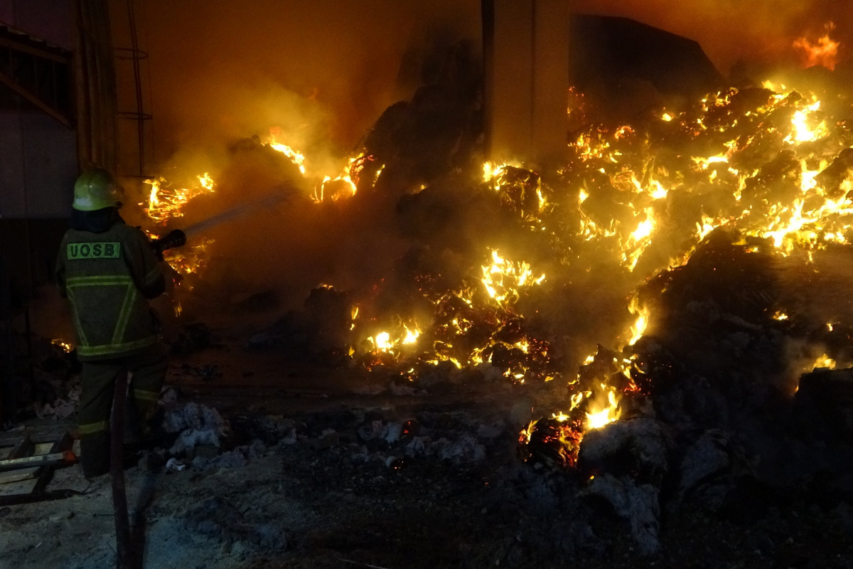 Tekstil fabrikası yangında kullanılmaz hale geldi