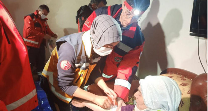 Bakan Koca: “Erzurumda depreme bağlı olaylar sonucu 4 kişi yaralandı”