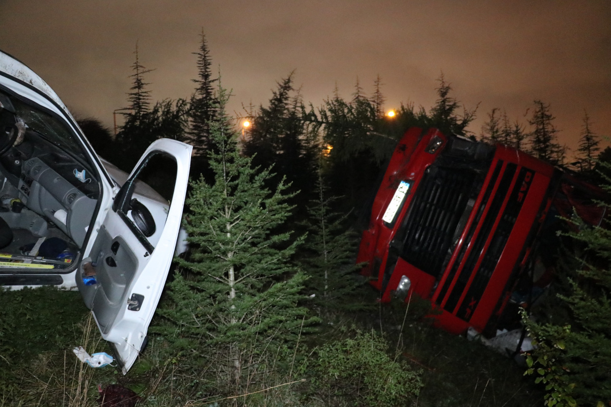 Tırın çarptığı hafif ticari araçtan yara almadan kurtuldular